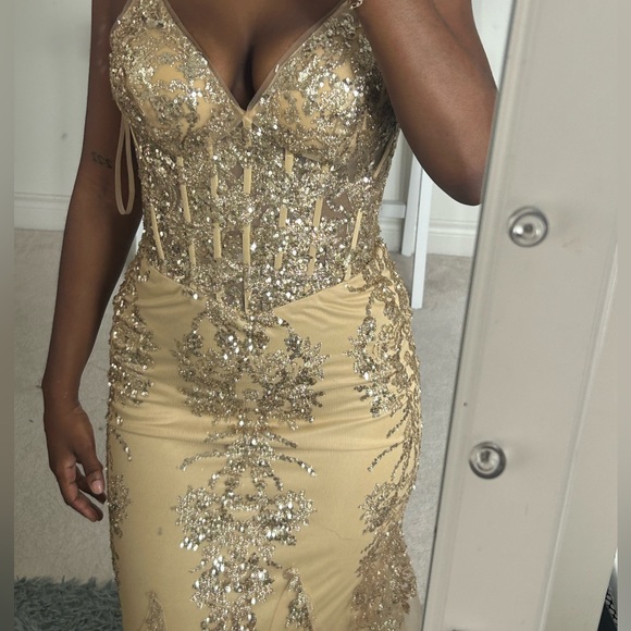 GOLD DYLAN & DAVIDS PROM DRESS - Picture 4 of 5